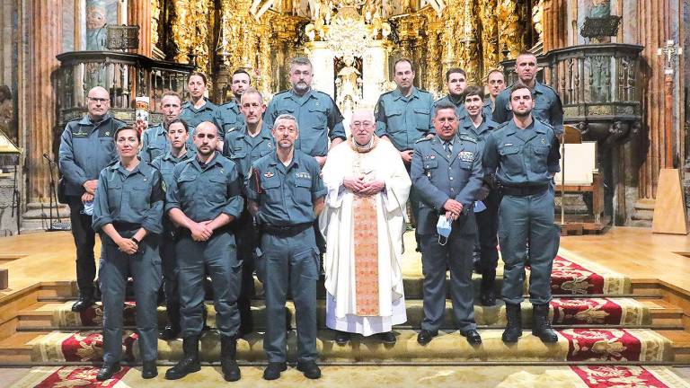 El deán de la Catedral, José Fernández Lago, recibió a los agentes del Seprona de la Guardia Civil en la Catedral. Foto: EFE 