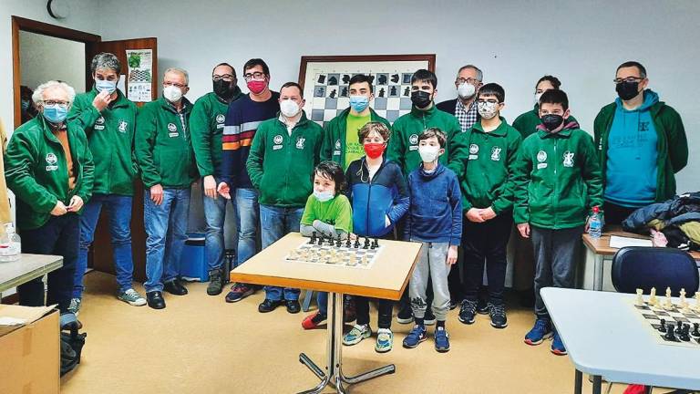 ILUSIÓN. Boa parte dos integrantes do club xadrez O Toque Xiria Calvo Carballo. Foto: G.