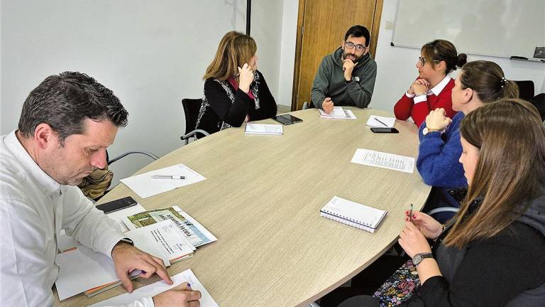 REUNIÓN. El alcalde, José Ramón Romero, izquierda, en la reunión con el personal del departamento de Empleo. Foto: C.B.