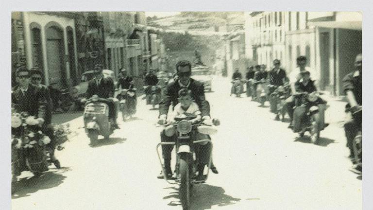 Fotografía dos anos 60 que ilustra a procesión motorizada nas Festas de San Cristovo. Foto: C. Negreira 