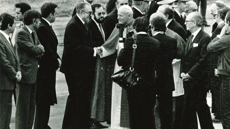 Juan Pablo II fue recibido por numerosas personalidades gallegas a su llegada a Lavacolla. Fotos: Archivo ECG