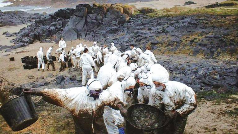 Marea blanca de voluntarios limpando o chapapote do ‘Prestige’ que tinguiu de negro as costas de Camariñas. Foto: ECG