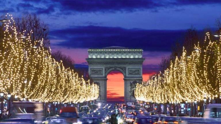 <b>Francia</b>. Los Campos Elíseos atraen durante todo el año a visitantes de todo el mundo, y durante la Navidad el área está completamente iluminada, ya que hay más de 400 árboles con luces. (Fuente, businessinsider.es)