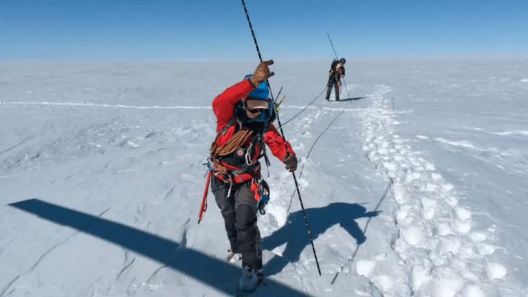 Científicos australianos investigan las grietas del glaciar Totten, en la Antártida oriental, otro que ha empezado a ser vulnerable. (Fuente, nationalgeographic.com) 
