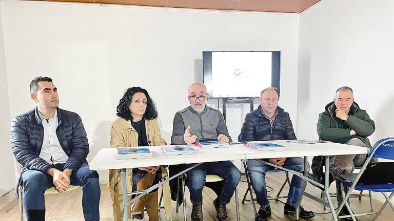 Pola esquerda, Lens, Lamela, Marcote, Freire e Ínsua durante a xornada de promoción que desenvolveron en Fisterra. Foto: A.C.C.S.F.M.