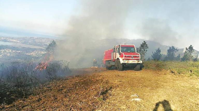 En el simulacro de incendio participaron técnicos del distrito V, el GES de Muros, bomberos forestales y motobombas de la Xunta. Foto: GES