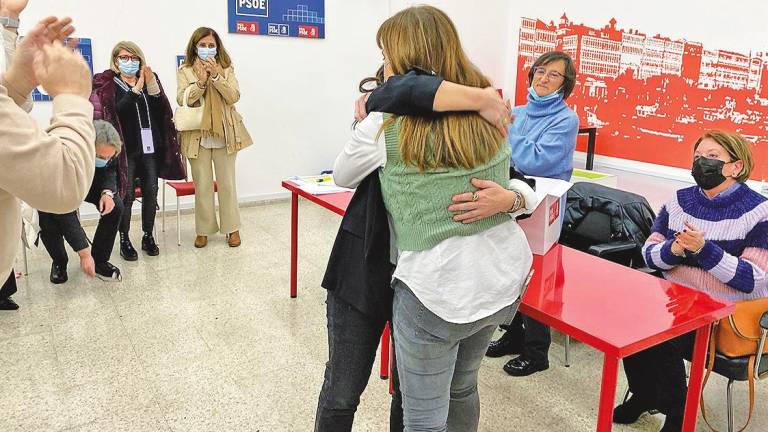 Inés Rey y Eva Martínez se abrazan tras proclamarse la primera secretaria xeral. Foto: Efe Galicia