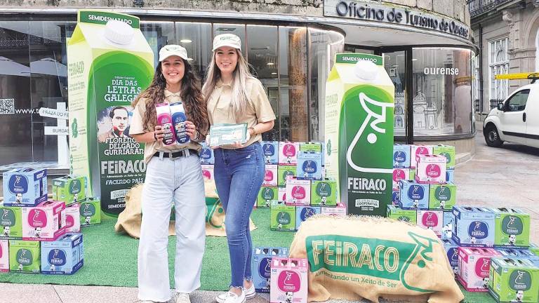 LEITE GRATIS NAS RÚAS. Nas rúas repartiuse gratis leite Feiraco co envase especial dedicado ás Letras Galegas.