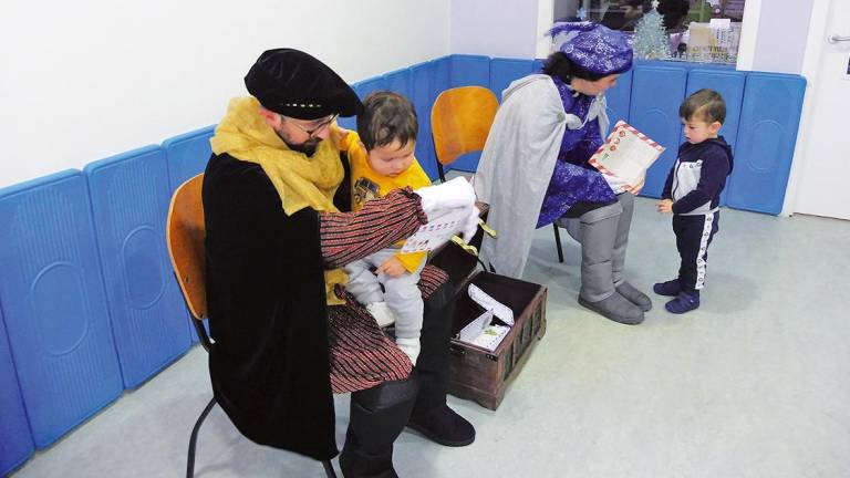 Os nenos e nenas de Trazo recibiron a visita dos paxes reais. Foto: Concello de Trazo