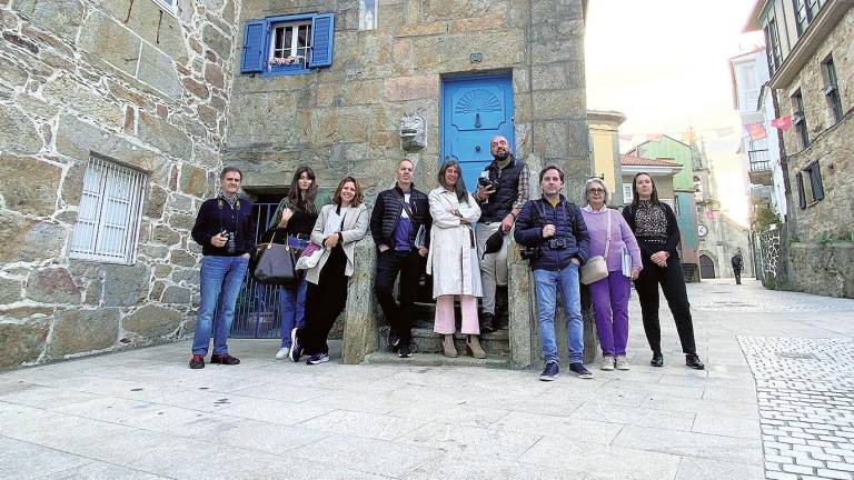 Os periodistas que participan na ruta, en Corcubión. Foto: R. 
