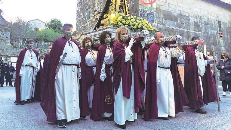 PROCESIÓN. Costaleros de la Irmandade do Cristo da Misericordia sacan en procesión la imagen de la Virgen de Los Dolores. Fotos: S. Souto