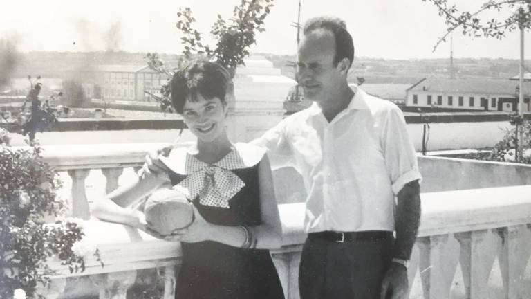 La significada pintora y poeta ferrolana con su marido, el profesor José Gómez.