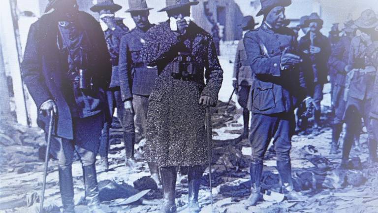 El general Dámaso Berenguer, cubriendo su boca con un pañuelo, contemplando los cadáveres de soldados españoles en Monte Arruit, tras la reconquista de la posición, a finales de octubre de 1921
