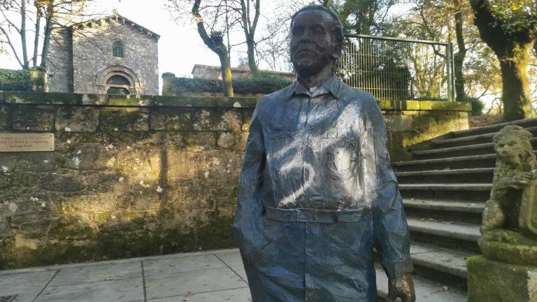 Estatua de Federico García Lorca en la Alameda de Santiago con una pintada. - EUROPA PRESS