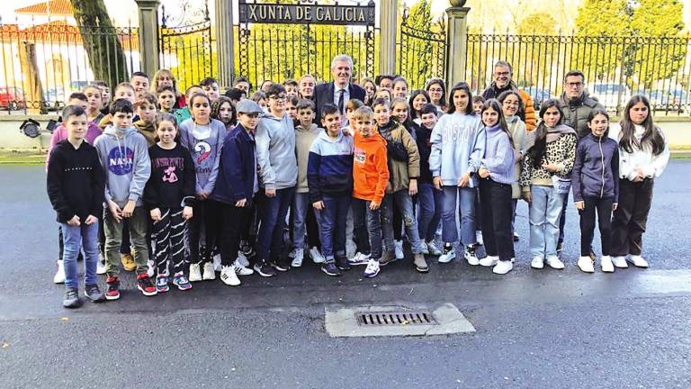 Alumnos e docentes sacaron a foto co presidente da Xunta, Alfonso Rueda, nunha visita a San Caetano. Foto: CR