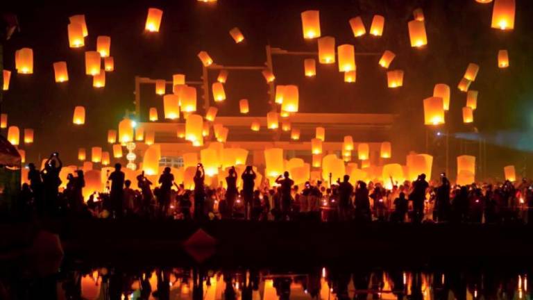 <b>Tailandia</b>. El Festival de la Linterna, en Chiang Mai, tiene gran importancia y los budistas del país creen que pedir un deseo antes de soltar la linterna lo convertirá en realidad. (Fuente, businessinsider.es)