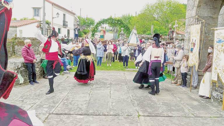 Actuación folclórica durante la procesión de Santa Lucía celebrada en Bugallido. Foto: AVB