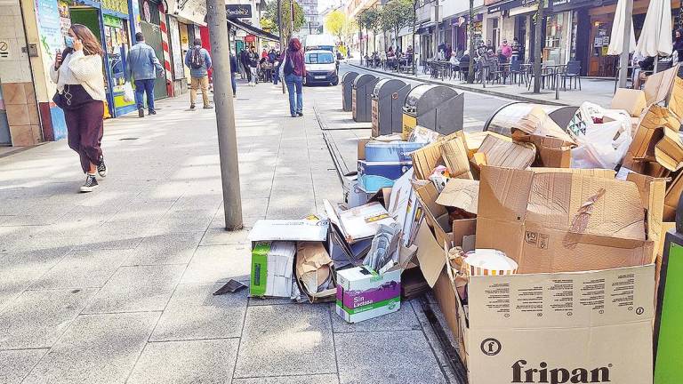 Acumulación de cajas y bolsas de basura en Rúa Nova de Abaixo, en pleno Ensanche compostelano. Foto: F. Blanco 