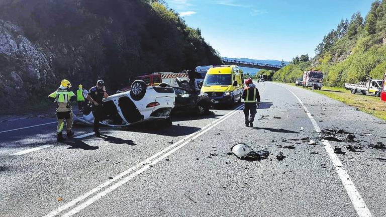El accidente mortal tuvo lugar poco después de las 16.00 horas en el kilómetro 27 de la carretera CG 1.5. Foto: Bomberos Boiro