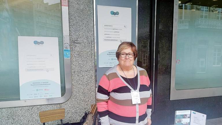 párkinson María Jesús Refojos tras el estand de una campaña informativa sobre la enfermedad celebrada este lunes 11 de marzo en Vigo.