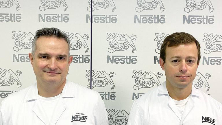 David Coré, a la izquierda, con Júlio Diniz, que le sustituirá en la dirección de la factoría Nestlé de Pontecesures. Foto: FN