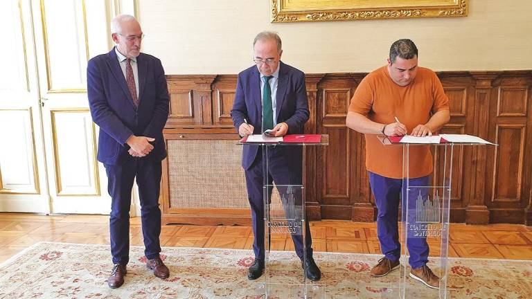 El alcalde, en el centro, y José Ramón Muñiz firmando el convenio en presencia de Sindo Guinarte. Foto: CdS