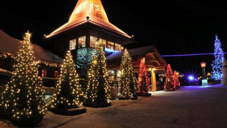 <b>Finladia</b>. Laponia es conocida por su dedicación a la celebración de la temporada navideña. Si los espectáculos de luz artificial no son suficientes, también se puede ver la increíble aurora boreal desde esta zona. (Fuente, businessinsider.es)