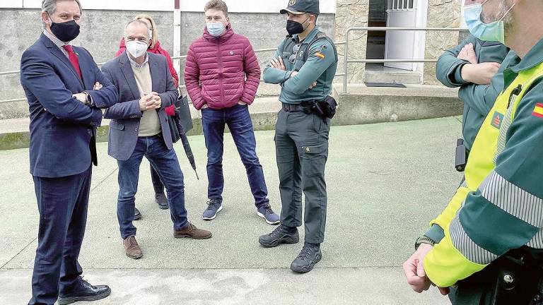 José Miñones, á esquerda, co alcalde, Manuel Insua, concelleiros e membros da Garda Civil durante a súa visita ao cuartel de Corcubión no que se acometerán reformas. Foto: D. G.