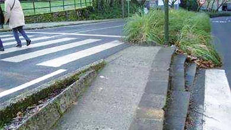 Algunos ejemplos de pasos de peatones que suponen auténticas barreras para el tránsito de los ciudadanos, mucho más con alguna discapacidad.