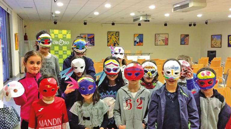 Participantes en una anterior edición del taller de máscaras venecianas en Oroso. Foto: CO