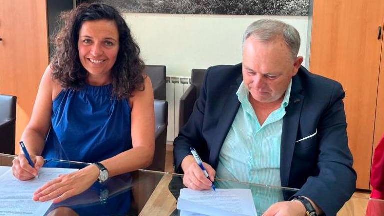 Susana Lenguas e José Manuel López asinando o convenio para a pesca en Caión. Foto: Xunta