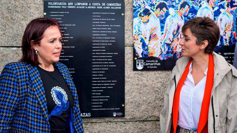 A alcaldesa de Camariñas, Sandra Insua, á esquerda, e a ministra, Isabel Rodríguez, diante das placas-homenaxe ós voluntarios. Foto: C. Camariñas