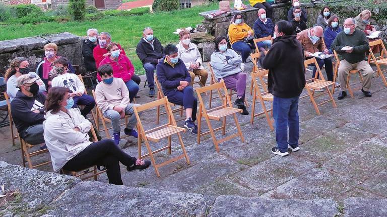 Presentación literaria na Eira do Carmelo, en Berdoias. Foto: M. Gándara