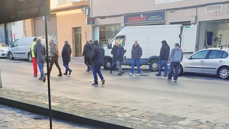 El concejal de Obras, Gonzalo Muíños, visitó ayer la calle Concheiros con varios técnicos