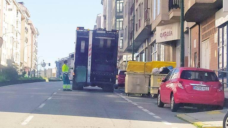 Camión de la basura de Serra do Barbanza este miércoles a mediodía en Milladoiro. Foto: CG