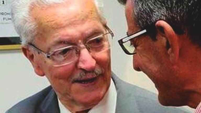 El Dr.Matías, izquierda, con el alcalde de Sober Foto: ECG
