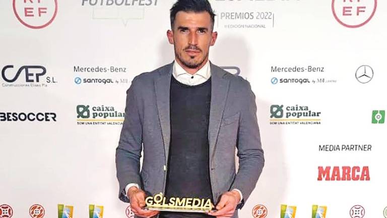 PATO Guillén posa con el premio tras la gala en la Ciudad del Fútbol