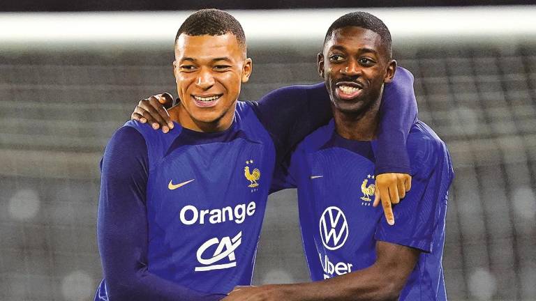 KYLIAN Mbappé (i) y Ousmane Dembelé, ayer, en el entreno previo al partido de semifinales que se disputará esta noche . Foto: M. Egerton