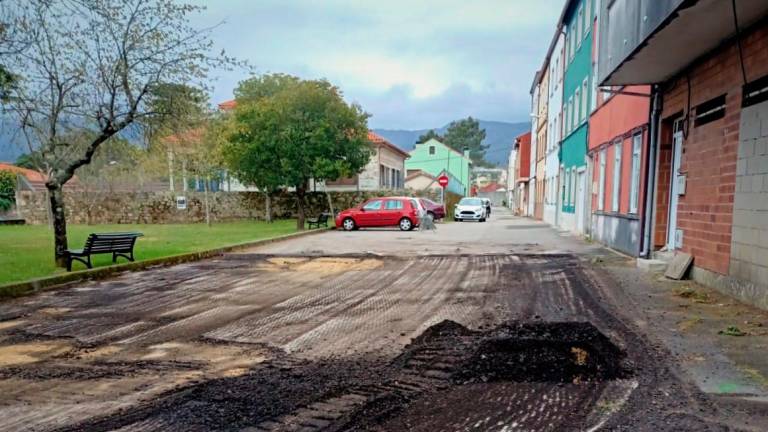 Una de las obras de renovación del pavimento que se están ejecutando en Boiro. Foto: C.B.