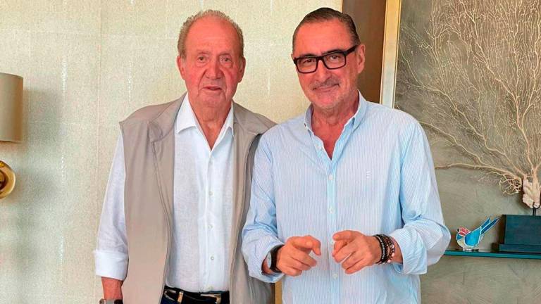 exclusiva. La foto de Carlos Herrera con Juan Carlos I, en su encuentro de este último fin de semana en la residencia del emérito en Abu Dabi. Foto: COPE