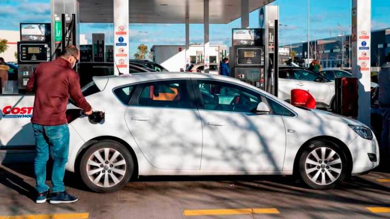 Respostaje de carburante en una gasolinera gallega. Foto: E.press