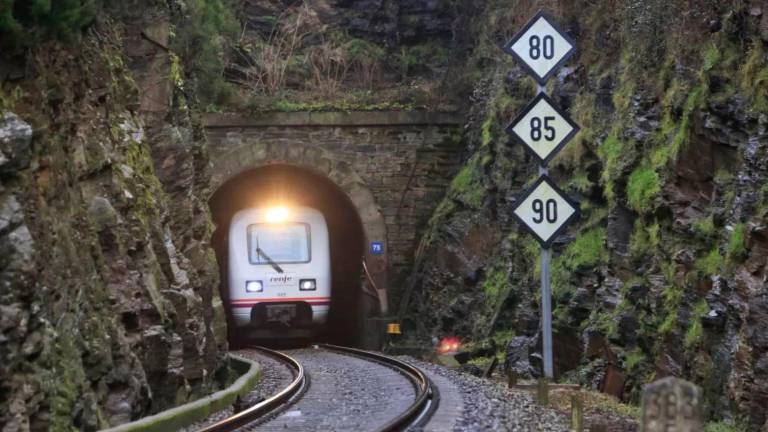 INFRAESTRUCTURA. Un tren sale por una de las bocas del túnel de Oural Foto: ECG