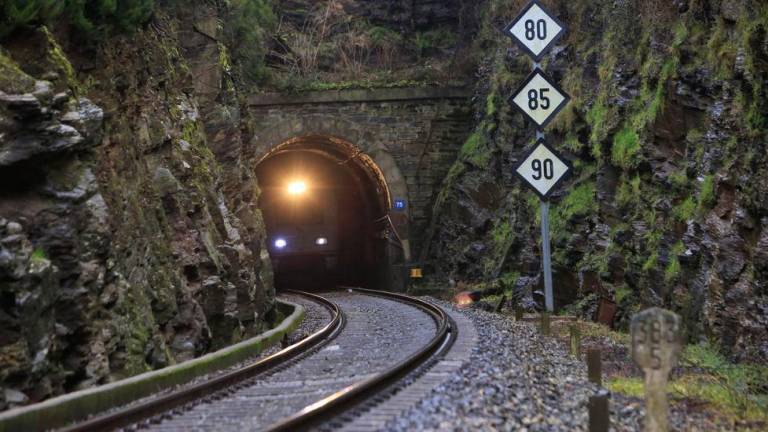 Un tren sale por la boca del túnel de Oural, en Lugo (Foto: Adif)