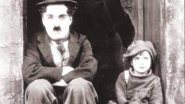 Charles Chaplin y Jackie Cooogan en ‘El chico’. Foto: RTVE