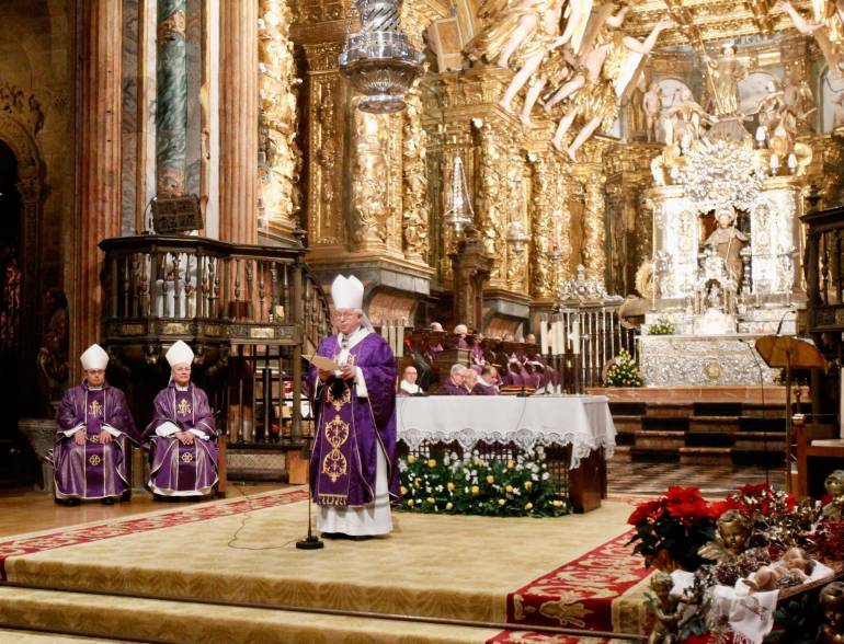 Monseñor Julián Barrio, a la derecha, presidió ayer en la Catedral el funeral por el papa Benedicto XVI. Foto: Fernando Blanco