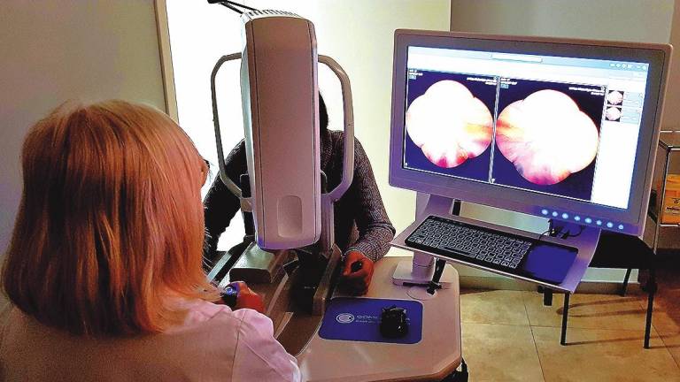 Salud visual Una paciente se examina por imagen de campo ultraamplio