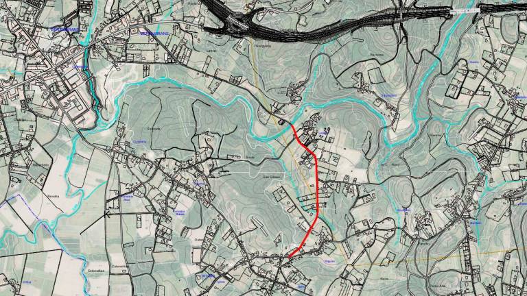 En el centro, en rojo, el itinerario previsto de la senda peatonal entre Lapido y Maguxe, con la localidad de Bertamiráns arriba a la izquierda. Foto: ETG