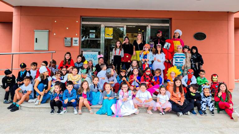 Os nenos e nenas que participaron no programa Meniñeiro acudiron disfrazados no último día. Foto: Concello de Cabana