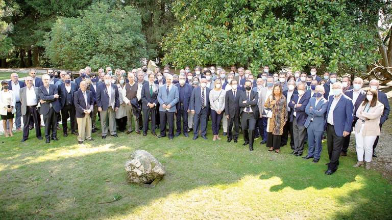 Foto de grupo de los participantes en la celebración por el 20 aniversario del Cluster da Madeira e o Deseño de Galicia, acto que tuvo lugar en la finca 13 Pinos. Foto: Gallego
