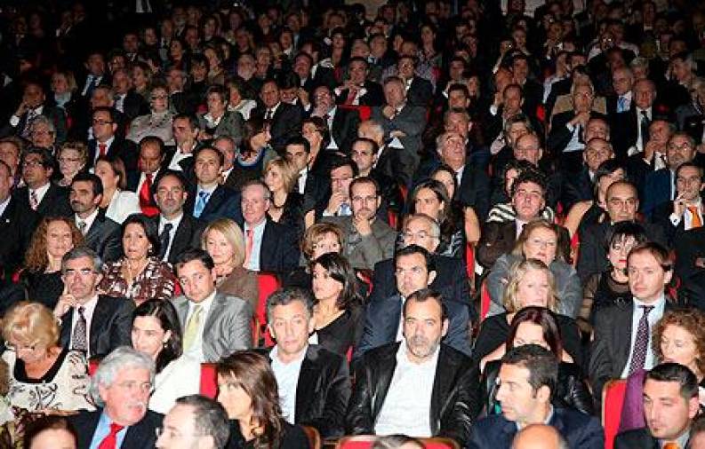 Mil quinientos vips de toda Galicia asisten en Santiago a la deslumbrante gala anual del Grupo Correo Gallego. FOTO: Ramón Escudero, Antonio Hernández, Fernando Blanco y Patricia Santos